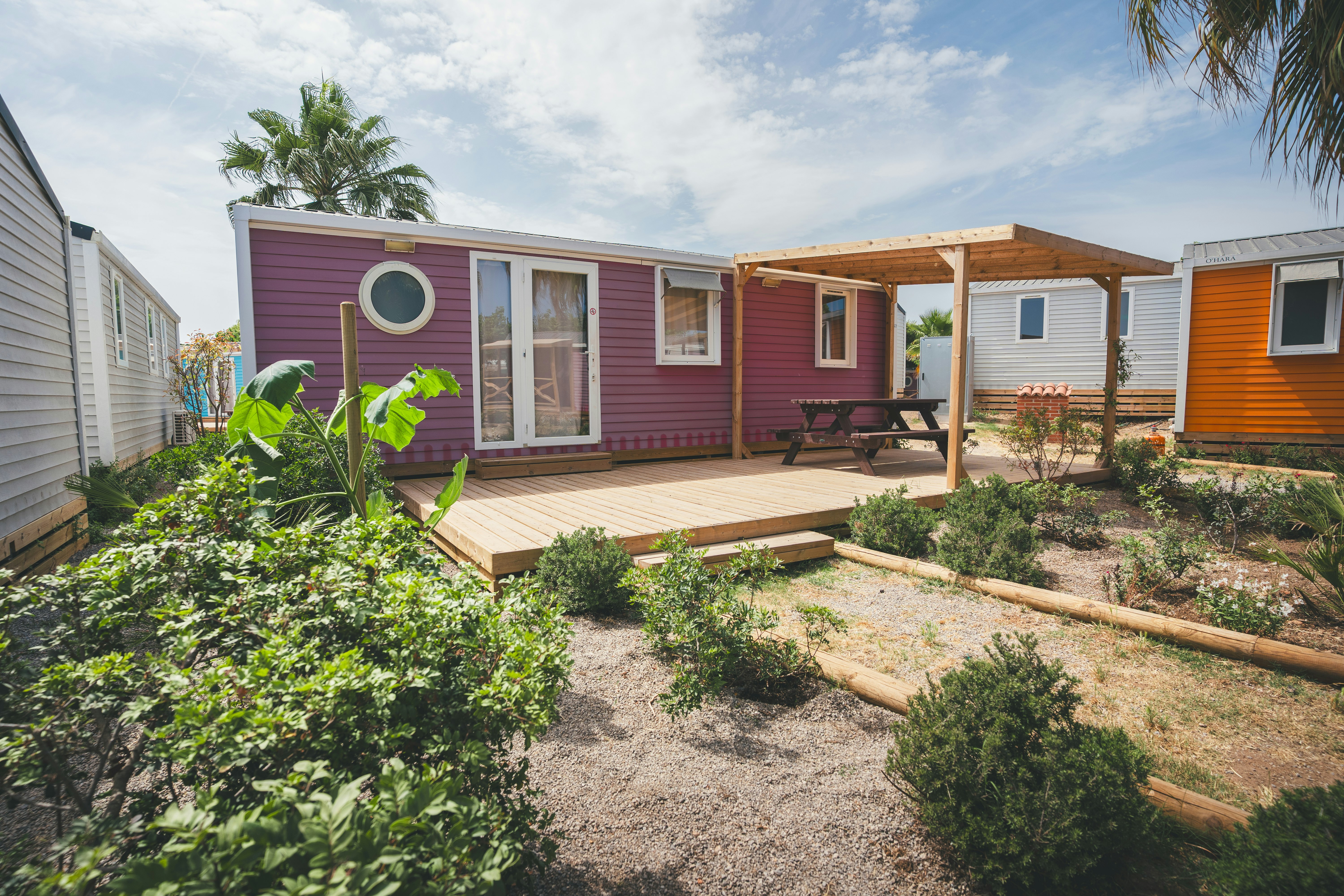 HolaCamp Barcelona  - Mobilheim mit Terrasse auf dem Campingplatz