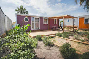 HolaCamp Barcelona - Mobilheim mit Terrasse auf dem Campingplatz