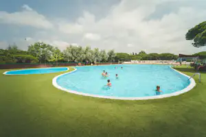 HolaCamp Barcelona - Pool im Freien auf dem Campingplatz