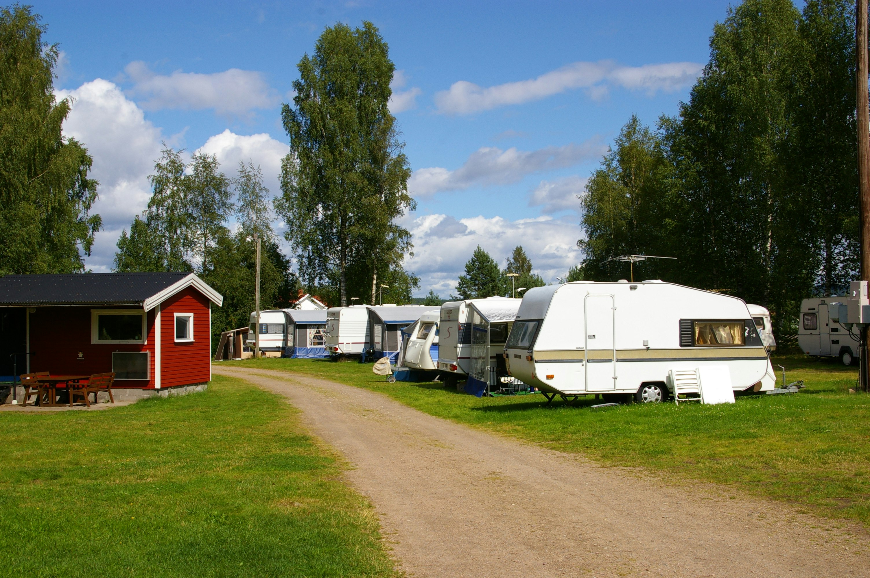 Camping 45 - Blick auf die Standplätze auf grüner Wiese