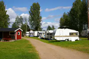 Camping 45 - Blick auf die Standplätze auf grüner Wiese