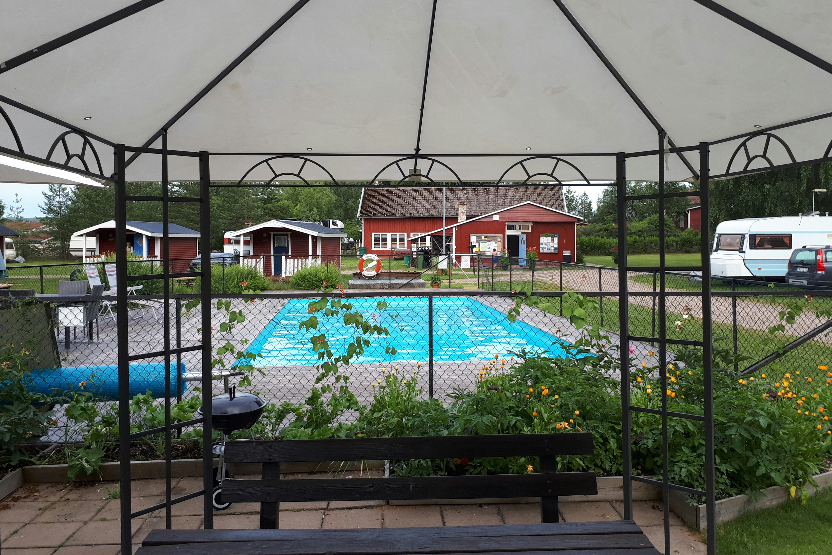 Camping 45 - Blick von Pavillon mit Grillmöglichkeit auf den Pool, Verwaltungsgebäude und Mietunterkünfte