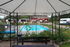 Camping 45 - Blick von Pavillon mit Grillmöglichkeit auf den Pool, Verwaltungsgebäude und Mietunterkünfte