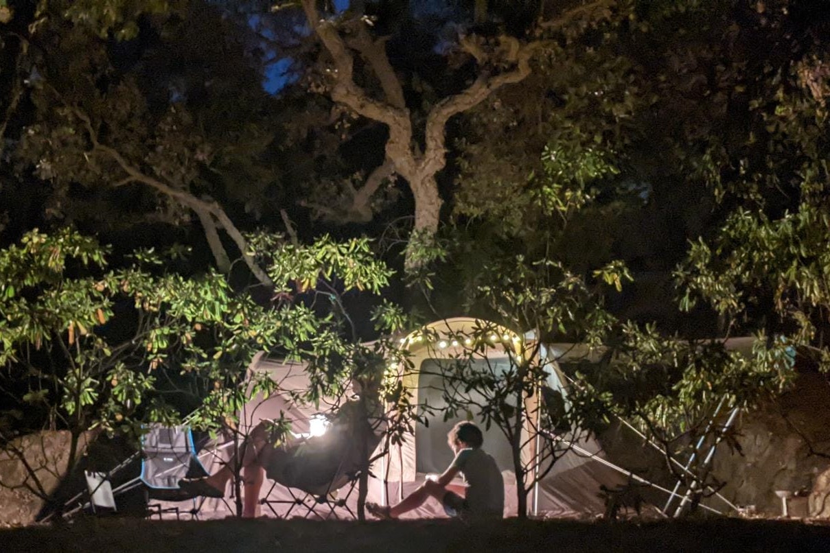 Camping à la Ferme Domaine de Jeanne - Blick auf einen Standplatz am Abend