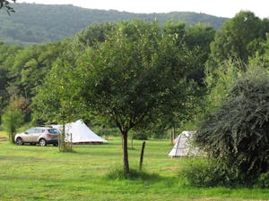 Camping à la Ferme Domaine Franck Besson - Standplätze auf der Wiese auf dem Campingplatz
