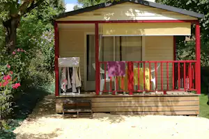 Camping à la ferme Les Pierres Chaudes - Mobilheim mit Veranda auf dem Campingplatz