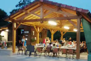 Camping à la ferme Les Pierres Chaudes - Restaurant Terrasse