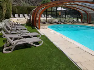 Camping à La Rencontre du Soleil Camping a la Rencontre du Soleil - Schwimmbad mit Liegestühlen auf dem Campingplatz