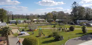 Camping A l'Abri de l'Océan - Blick auf den Campingplatz mit Kinderspielplatz und Freizeitangeboten
