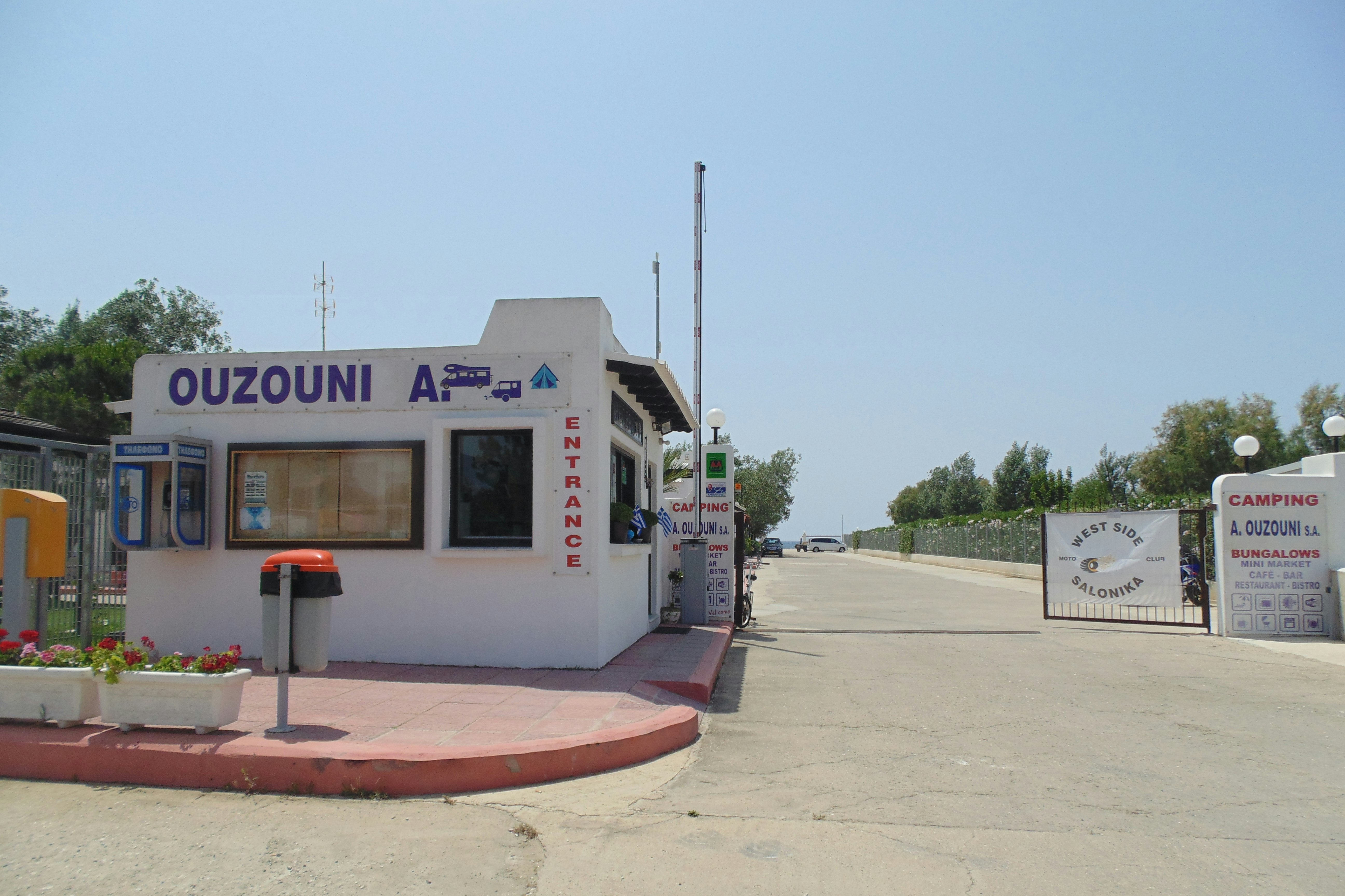 Camping A. Ouzouni Beach - Einfahrt vom Campingplatz