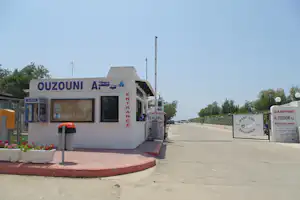 Camping A. Ouzouni Beach - Einfahrt vom Campingplatz