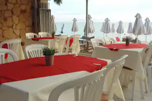 Camping A. Ouzouni Beach - Restaurant vom Campingplatz mit Blick aufs Meer
