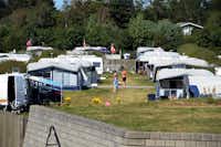 Camping Aabo - Blick auf die Wohnwagenstellplätze auf grüner Wiese auf dem Campingplatz
