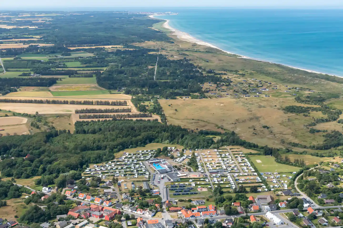 Camping Aabo - Campingplatz mit Zugang zum Meer aus der Vogelperspektive