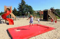 Camping Aabo - Spielplatz für Kinder im Sand auf dem Campingplatz