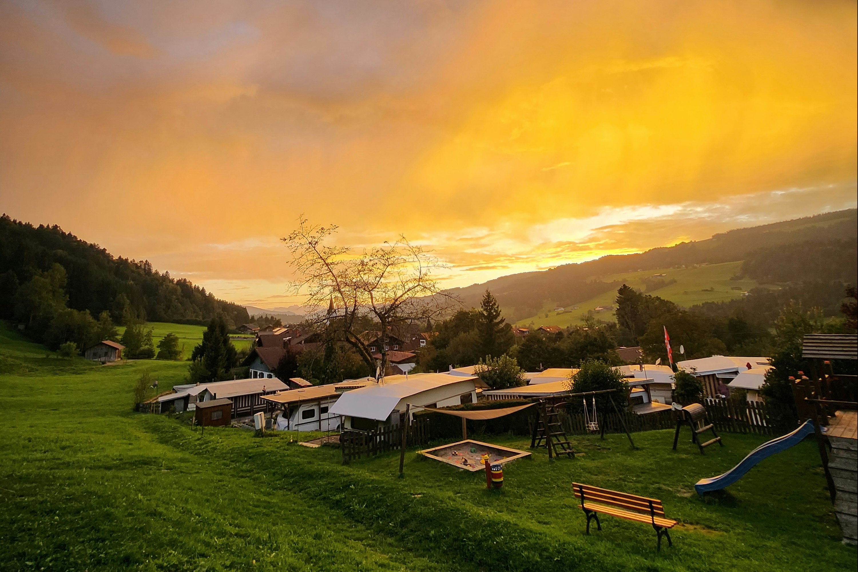 Camping Aach - Sonnenuntergang über dem Campingplatz
