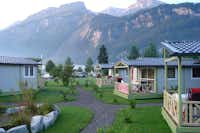Camping Aaregg - Mobilheime mit überdachten Veranden mit den Alpen im Hintergrund