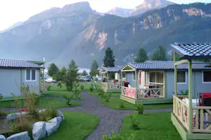 Camping Aaregg - Mobilheime mit überdachten Veranden mit den Alpen im Hintergrund