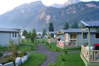 Camping Aaregg - Mobilheime mit überdachten Veranden mit den Alpen im Hintergrund