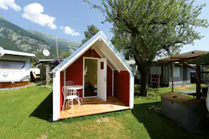 Camping Aaregg - kleines Holzhäuschen mit überdachter Veranda auf dem Campingplatz