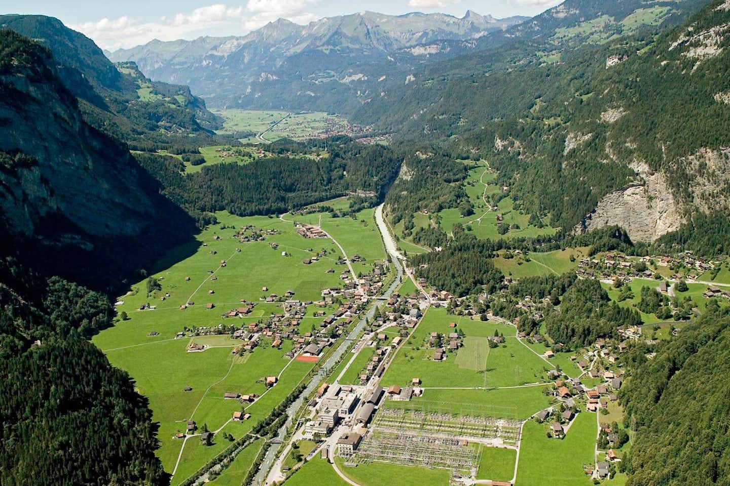 Camping Aareschlucht - Luftsicht auf den Campingplatz in einem Tal der Alpen