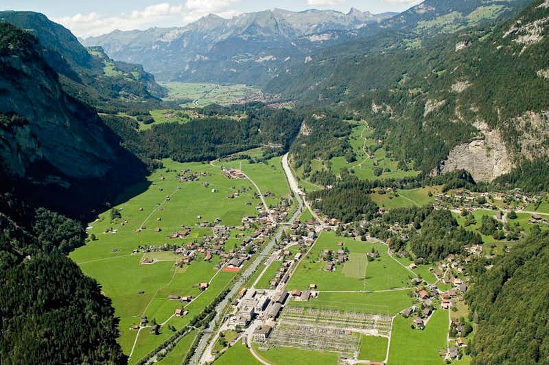 Camping Aareschlucht - Luftsicht auf den Campingplatz in einem Tal der Alpen