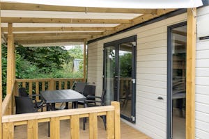 Camping Abijune - Mobilheim mit Terrasse auf dem Campingplatz