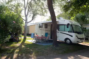 Camping Abri de Camargue - Campingbereich für Wohnwagen im Schatten der Bäume