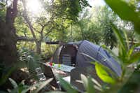 Camping Abri de Camargue -  Campingbereich für Zelte im Schatten der Bäume
