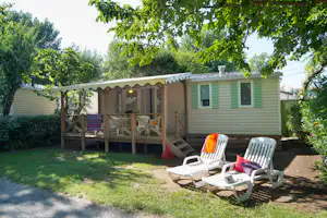 Camping Abri de Camargue - Mobilheim mit Terrasse im Grünen auf dem Campinglatz
