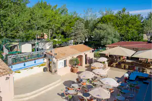 Camping Abri de Camargue - Blick auf den Campingplatz mit Terrasse