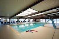 Camping Abri de Camargue - Indoor Schwimmbad auf dem Campingplatz