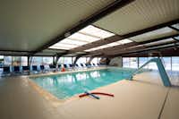 Camping Abri de Camargue - Indoor Schwimmbad auf dem Campingplatz
