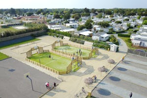 Camping Acapulco - Luftaufnahme des Campingplatzes mit mehreren Sportplätzen