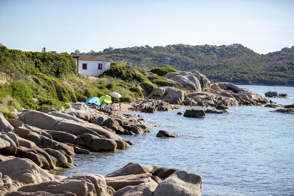 Camping Acapulco - Kleiner Strand mit Gebäude des Campingplatzes im Hintergrund