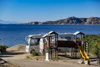 Camping Acapulco - Kletterburg auf dem Kinderspielplatz mit dem Meer im Hintergrund