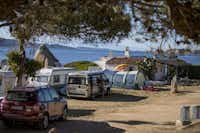 Camping Acapulco - Wohnwagen und Wohnmobile auf Stellplätzen mit Blick auf das Mittelmeer-