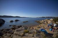 Camping Acapulco - kleiner Strand mit Badegästen