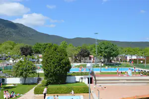 Camping Acedo - Pool mit Liegestühlen und Sonnenschirmen auf dem Campingplatz