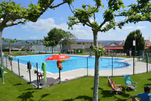 Camping Acedo - Pool mit Liegestühlen und Sonnenschirmen auf dem Campingplatz