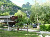 Camping Acquafraggia - Eingang des Campingplatzes im Grünen mit Blick auf den Wasserfall
