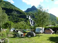 Camping Acquafraggia - Stell- und Zeltplätze mit Blick auf die Berge und auf den Wasserfall