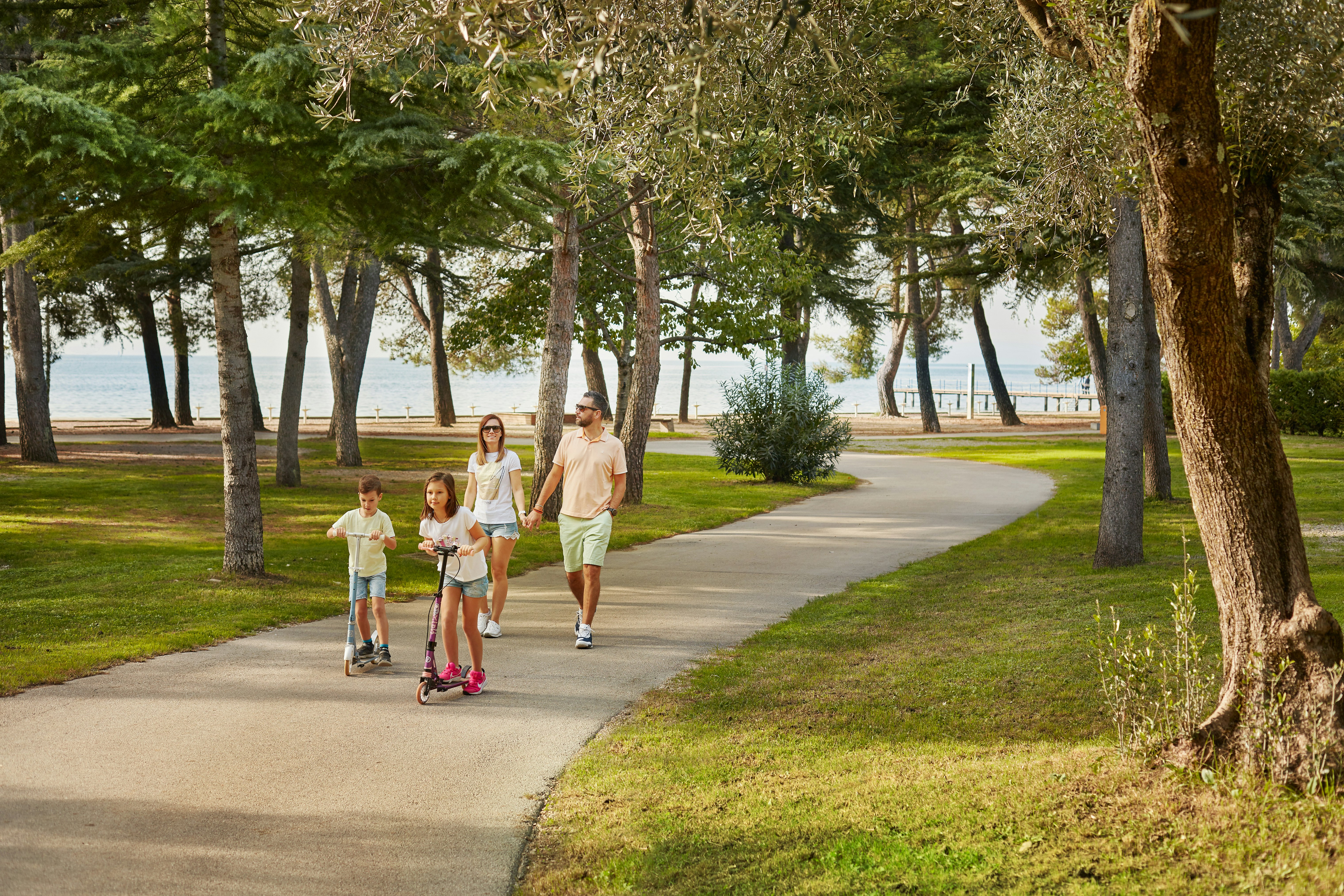 Camping Adria - Familie spaziert auf dem Campingplatz