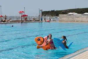 Camping Adria - Campingplatzgelände mit Pool auf dem Campingplatz