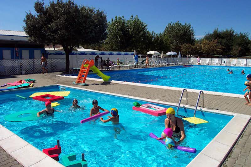 Camping Adriatico  - Kinder im Kinderbecken vom Poolbereich auf dem Campingplatz