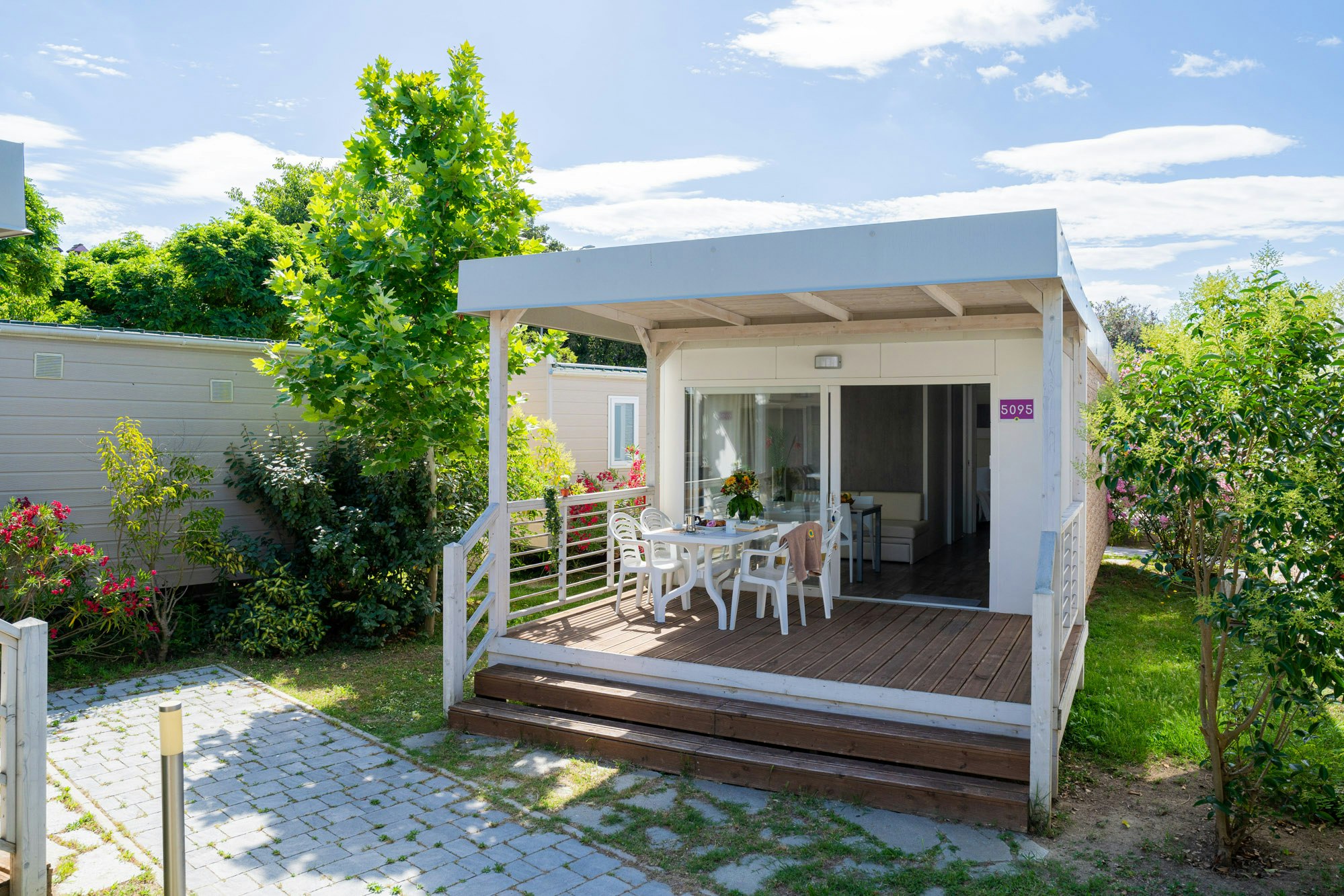 Camping Adriatico  - Mobilheim mit Terrasse auf dem Campingplatz
