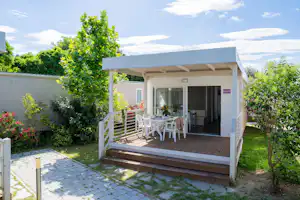 Camping Adriatico - Mobilheim mit Terrasse auf dem Campingplatz