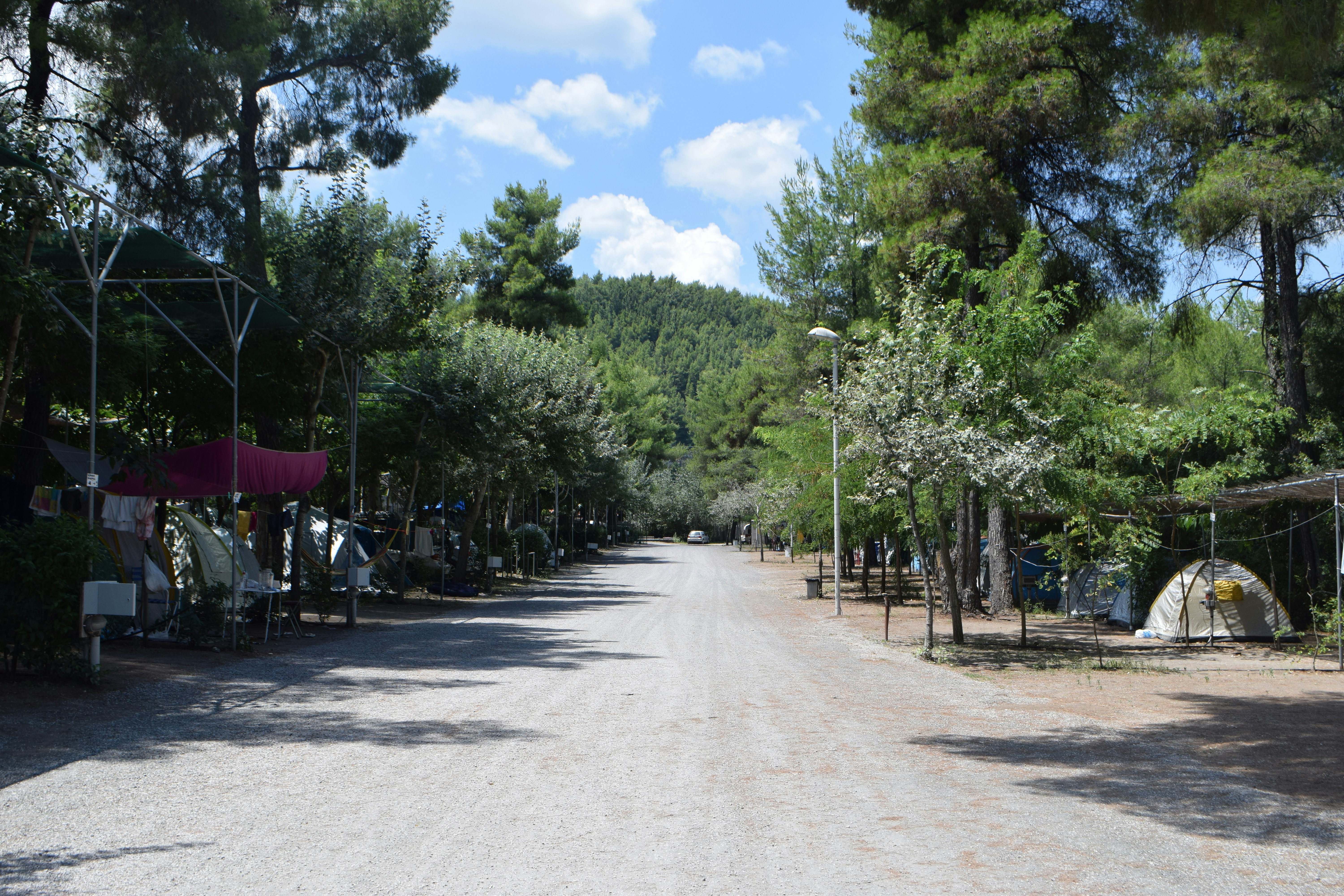 Camping Agía Anna  - Gehweg auf dem Campingplatz am Mittelmeer