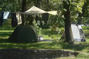 Camping Agrituristico Carso - Zeltplätze im Schatten der Bäume