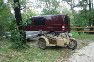 Camping Agrituristico Carso - Wohnwagenstellplätze im Grünen auf dem Campingplatz